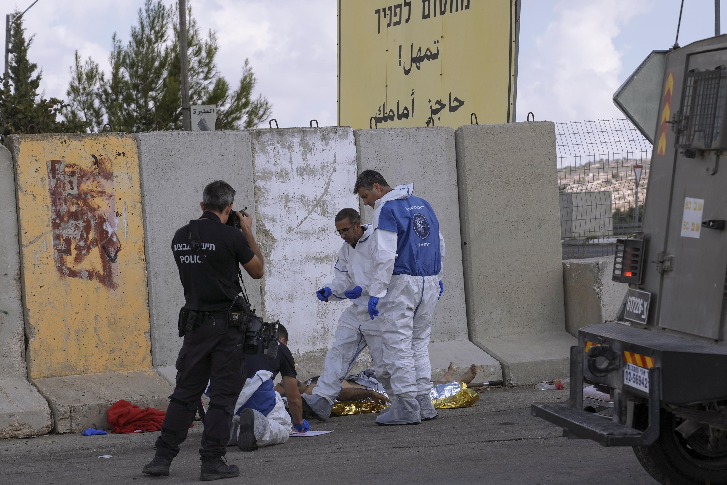 Un palestino muere abatido tras arrollar a soldado israelí | AP News