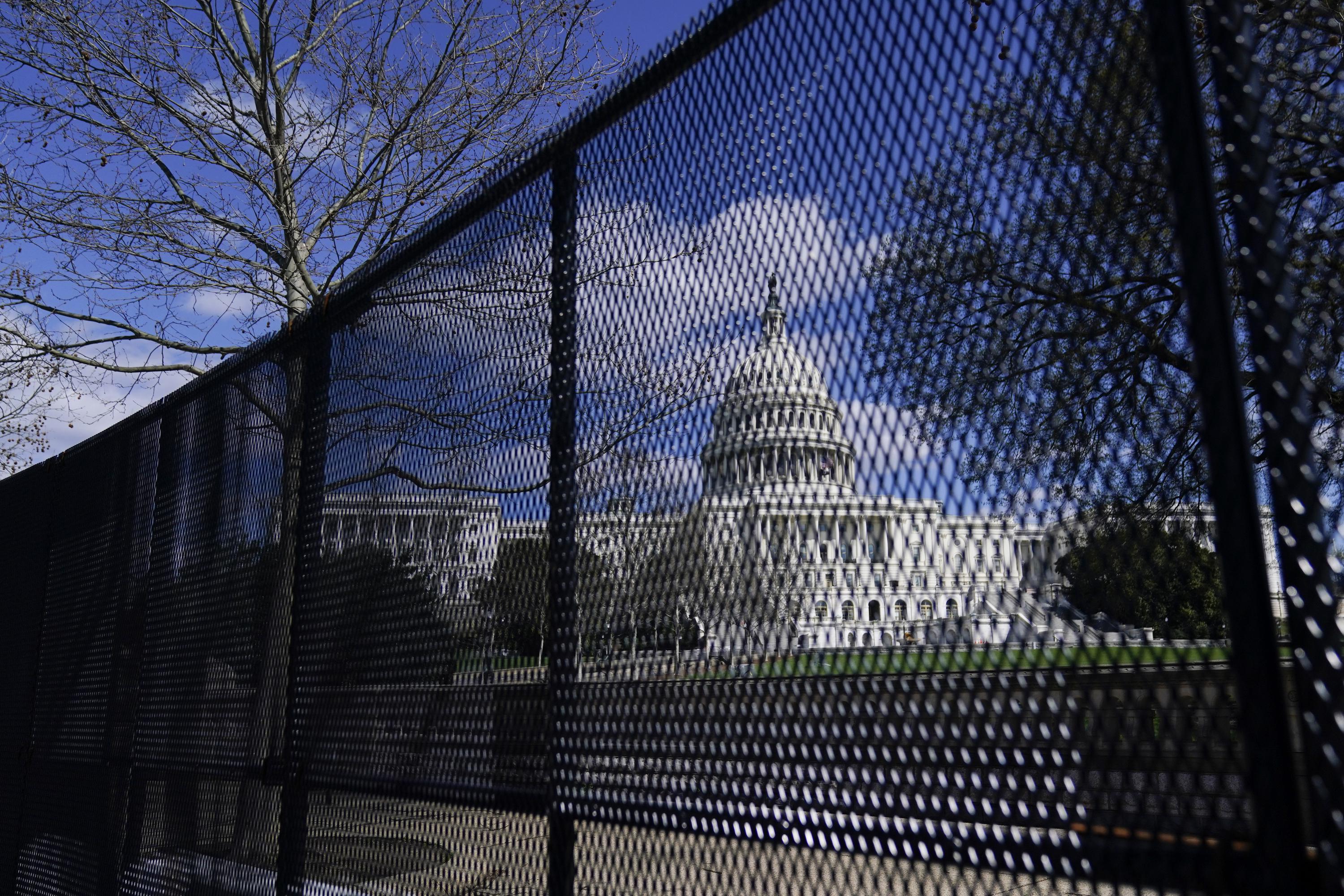 Police plan to reinstall the Capitol fence before the rally