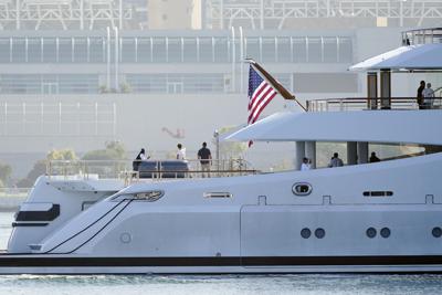 ARCHIVO - Gente mirando desde el superyate Amadea a su llegada a la Bahía de San Diego el 27 de junio de 2022, visto desde Coronado, California. El superyate de 325 millones de dólares, confiscado por Estados Unidos a un oligarca ruso sancionado, llegó a la Bahía de San Diego el lunes. (AP Foto/Gregory Bull, Archivo)