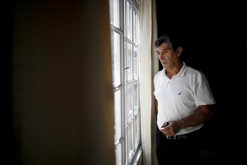 Claudio Rojas, un argentino de 55 años que fue deportado de Estados Unidos en 2019, posa para una foto en su casa en Moreno, Argentina, el sábado 8 de mayo de 2021. Su esposa, dos hijos y dos nietos permanecieron en Florida. (Foto AP/Natacha Pisarenko)