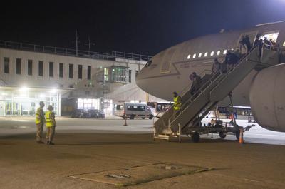 Fotografía del lunes 16 de agosto de 2021, facilitada por el Ministerio de la Defensa de Reino Unido, del primer vuelo en el que fueron evacuados empleados de la embajada británica en Kabul y varios ciudadanos británicos, luego de llegar desde Kabul en la base Brize Norton de la RAF, en Inglaterra. (Sharron Flyod/Ministerio de la Defensa de Reino Unido vía AP, Archivo)