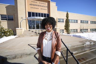 Alexis Knox-Miller, directora de equidad del distrito escolar de Colorado Springs, posa para una fotografía el viernes 4 de febrero de 2022 afuera de la oficina del distrito en Colorado Springs, Colorado. (AP Foto/David Zalubowski)