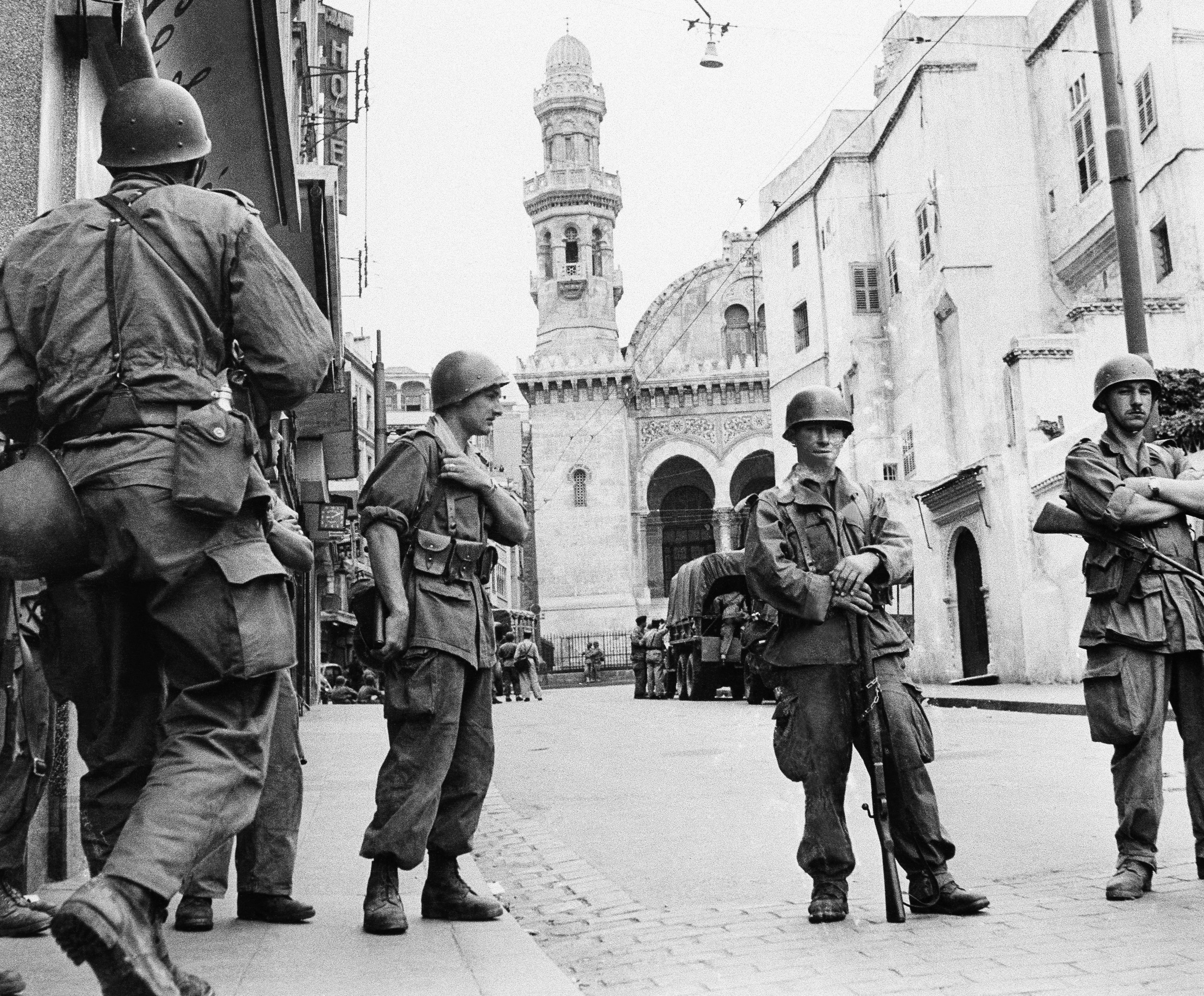 La France se précipite pour ouvrir les archives secrètes de la guerre d’Algérie