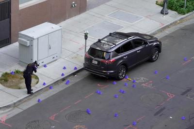 Un investigador toma fotografías en la escena de un tiroteo el domingo 3 de abril de 2022, en Sacramento, California. (AP Foto/Rich Pedroncelli)