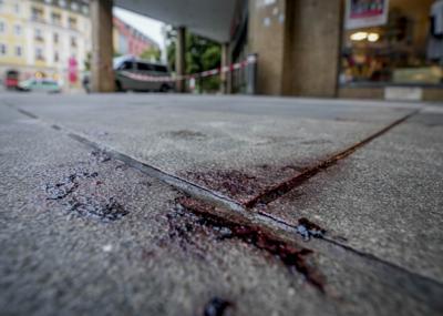 ARCHIVO - La foto de archivo del 26 de junio de 2021 muestra sangre derramada en la escena de un crimen en Wuerzburg, Alemania. Los investigadores dijeron el martes 29 de junio de 2021 que el ataque fatal a puñaladas de la semana pasada podría ser un acto de extremismo islámico, pero que hasta el momento no han encontrado propaganda ni materiales extremistas. (AP Foto/Michael Probst)