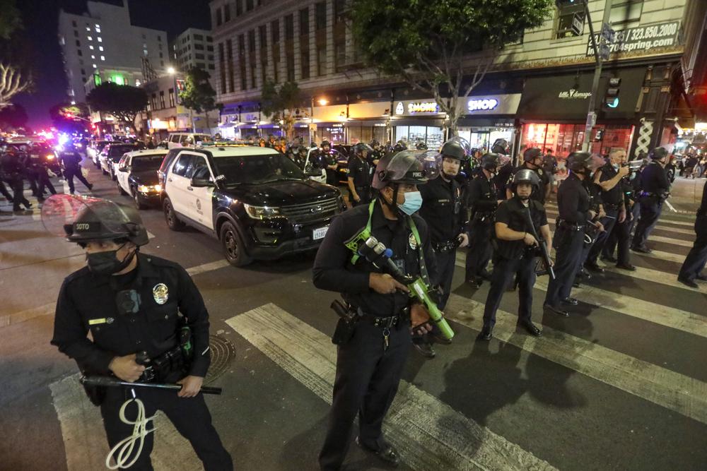 Policía antidisturbios en Los Ángeles. | AP