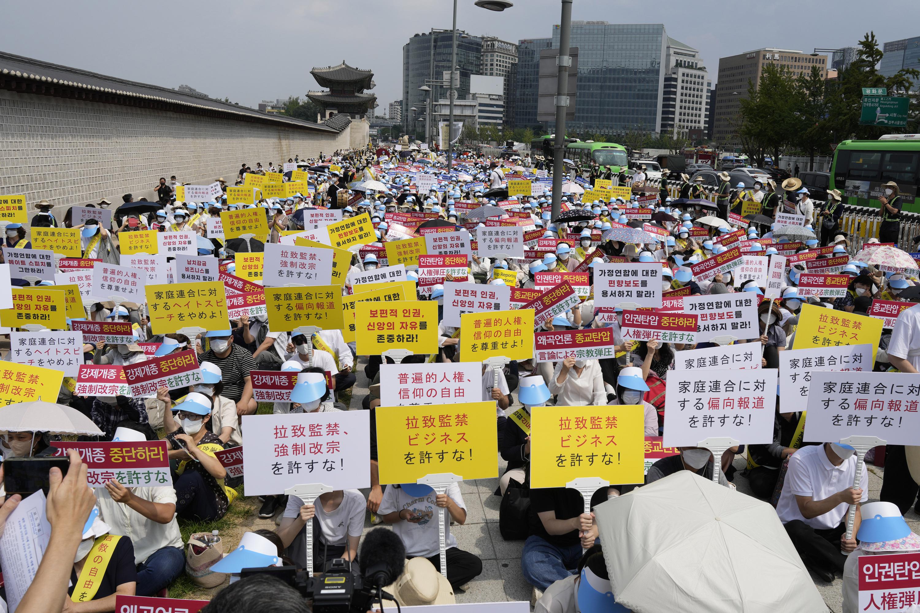 統一教会信者は「偏った」日本のメディアを非難