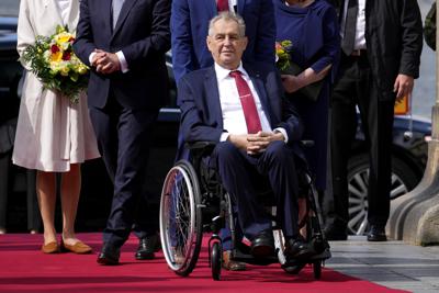 El presidente de la República Checa, Milos Zeman, participa el 26 de agosto de 2021 en un acto oficial en el castillo de Praga. (AP Foto/Petr David Josek)