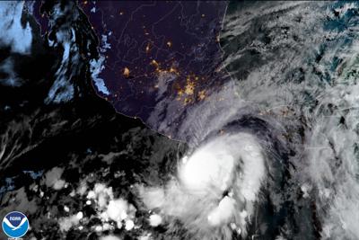 Esta imagen satelital puesta a disposición por la NOAA muestra el huracán Agatha frente a la costa del Pacífico del estado de Oaxaca, México, el lunes 30 de mayo de 2022, a las 8:30 a.m. EDT. (NOAA vía AP)