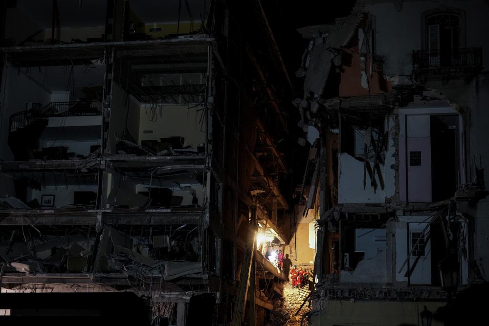 Miembros de un equipo de rescate buscan entre los escombros en el lugar de una explosión mortal que destruyó el Hotel Saratoga de cinco estrellas en La Habana Vieja, Cuba, el domingo 8 de mayo de 2022. (AP Foto/Ramón Espinosa)