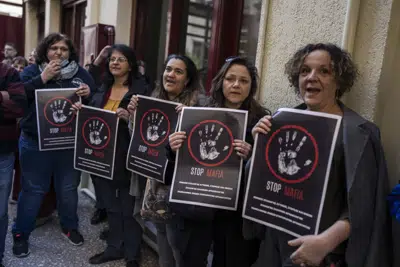 Arqueólogos griegos empleados por el estado se concentran frente al Ministerio de Cultura en Atenas, martes 14 de marzo de 2023, en protesta por el ataque a su colega Manolis Psarros, aparentemente vinculado con las presiones comerciales para ampliar el desarrollo turístico en la isla de Mykonos. (AP Foto/Petros Giannakouris)