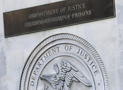 En esta imagen del 6 de julio de 2020 se ve el logotipo de la Oficina de Prisiones Federales en un Centro Metropolitano de Detención en Brooklyn, Nueva York. (AP Foto/Mark Lennihan, Archivo)