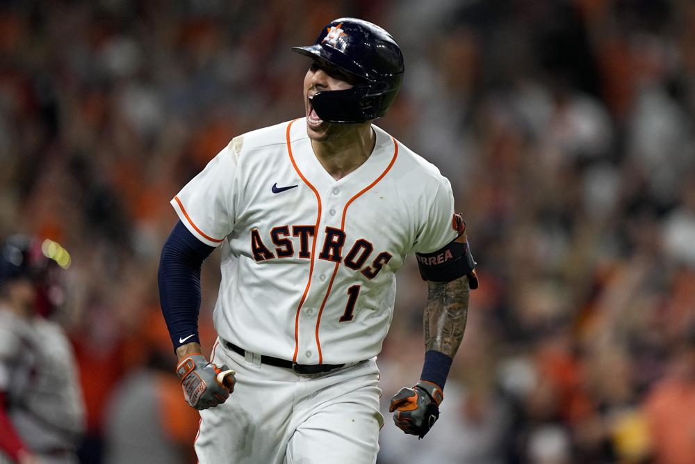 El puertorriqueño Carlos Correa festeja tras batear un jonrón en el primer juego de la Serie de Campeonato de la Liga Americana, el viernes 15 de octubre de 2021, ante los Medias Rojas de Boston (AP Foto/David J. Phillip)