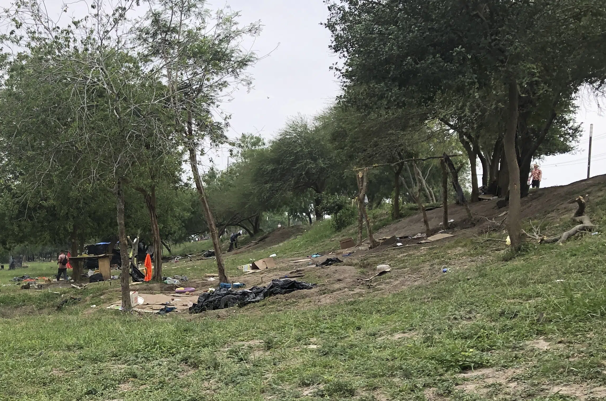 Zelte von Migranten in Mexiko über der Grenze von Texas in Brand gesteckt