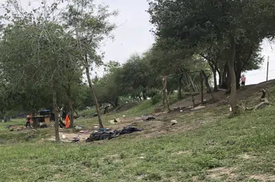 Se ven tiendas improvisadas y escombros en un campamento de migrantes en Matamoros, México, el viernes 21 de abril de 2023. Alrededor de dos docenas de tiendas improvisadas en el área fueron incendiadas y destruidas, al otro lado de la frontera con Texas esta semana, dijeron testigos. (AP Photo/Valerie Gonzalez)