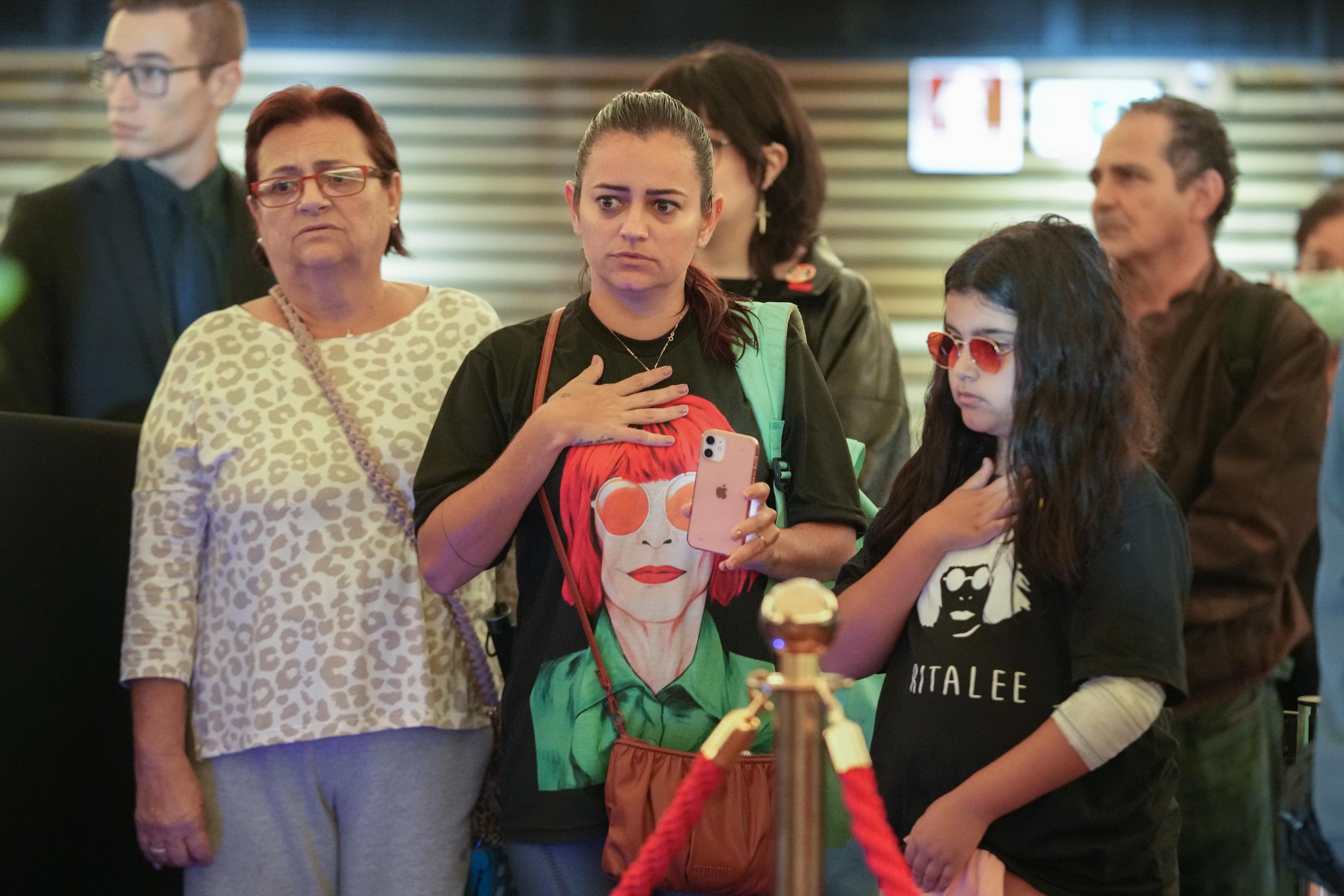 Fãs e familiares de Rita Lee se despedem da ‘Rainha do Rock’ do Brasil