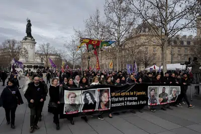 Activistas kurdos marchan durante una protesta en París, el sábado 7 de enero de 2023. (AP Foto/Lewis Joly)