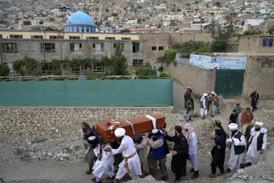 Dolientes cargan el cuerpo de una víctima de un ataque en una mezquita de Kabul, Afganistán, el jueves 18 de agosto de 2022. Al menos 10 personas murieron en la explosión en una mezquita durante las plegarias del miércoles por la noche, incluido un destacado clérigo. (AP Foto/Ebrahim Noroozi)