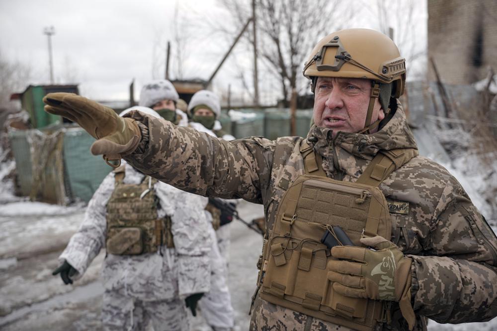 El general ucraniano Oleksandr Pavliuk, comandante de la Operación de Fuerzas Conjuntas, hace gestos durante una visita a posiciones de primera línea en las afueras de Avdiivka, región de Donetsk, este de Ucrania, el miércoles 9 de febrero de 2022. El presidente francés Emmanuel Macron dijo el martes que el presidente ruso Vladimir Putin le dijo que Moscú no escalaría más la crisis de Ucrania. (AP Photo/Vadim Ghirda)