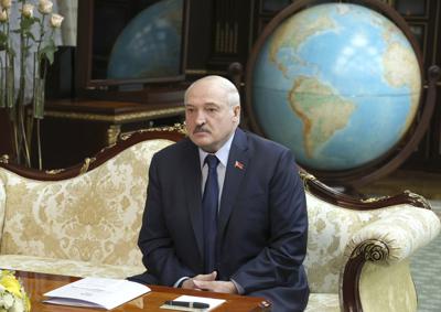 El presidente bielorruso, Alexander Lukashenko, escucha al director de la Organización Mundial de la Salud para Europa, Hans Kluge, durante su reunión en Minsk, Bielorrusia, el jueves 14 de octubre de 2021. (Foto Maxim Guchek/BelTA Pool Photo vía AP)