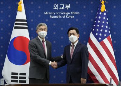 El representante especial de Estados Unidos para Corea del Norte, Sung Kim, a la izquierda, estrecha la mano del representante especial de Corea del Sur para la Paz en la Península de Corea y Asuntos de Seguridad, Noh Kyu-duk, mientras posan para una foto en una reunión en el Ministerio de Exteriores en Seúl, Corea del Sur, el lunes 18 de abril de 2022. (AP Foto/Ahn Young-joon, Pool)