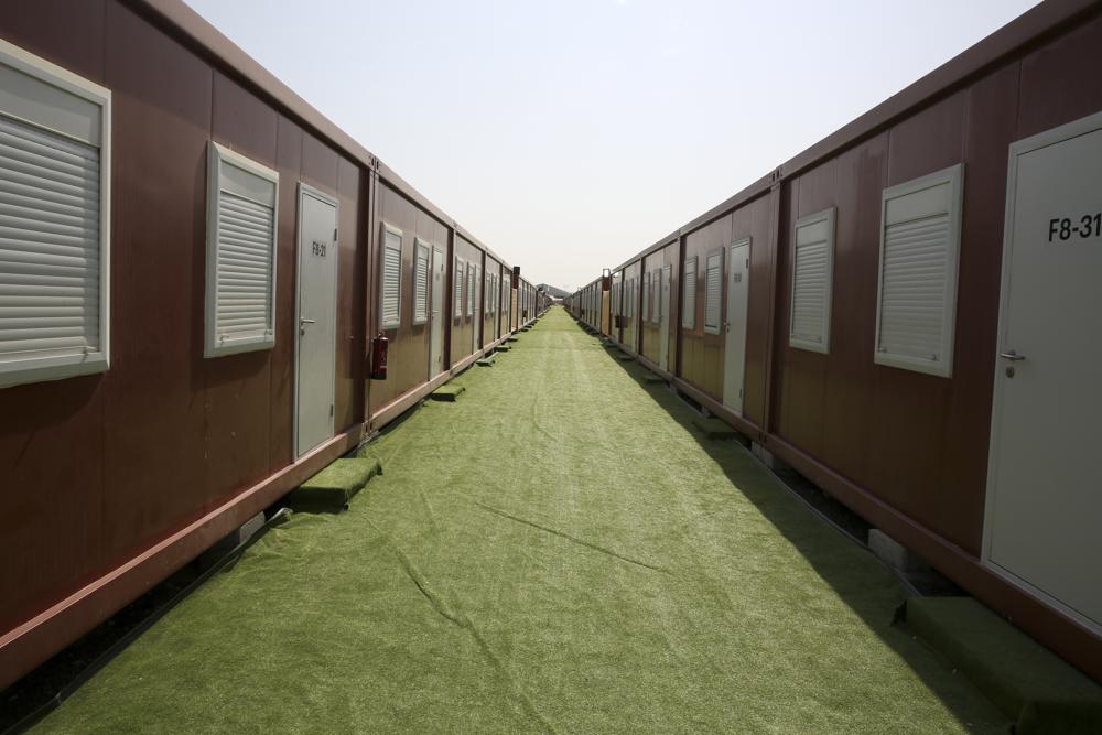 El jueves 10 de noviembre de 2022 se ve una vista general de un pueblo de fanáticos en Doha, Qatar. Qatar inauguró una villa de aficionados con capacidad para 6.000 cabañas en un lote aislado cerca de sus aeropuertos, una oferta de vivienda hacia el extremo inferior de lo que está disponible para la próxima Copa del Mundo a pocos días de comenzar. (Foto AP/Hussein Sayed)