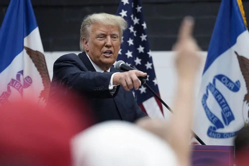 El expresidente Donald Trump visita a los voluntarios de la campaña en Grimes Community Complex Park, el jueves 1 de junio de 2023, en Des Moines, Iowa. (Foto AP/Charlie Neibergall)