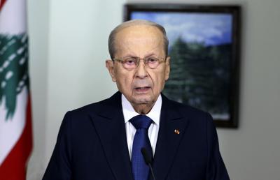 En esta fotografía publicada por el fotógrafo oficial del gobierno de Líbano, Dalati Nohra, el presidente libanés Michel Aoun pronuncia un discurso en el palacio presidencial, en Beirut, Líbano, el jueves 13 de octubre de 2022. (Dalati Nohra vía AP)