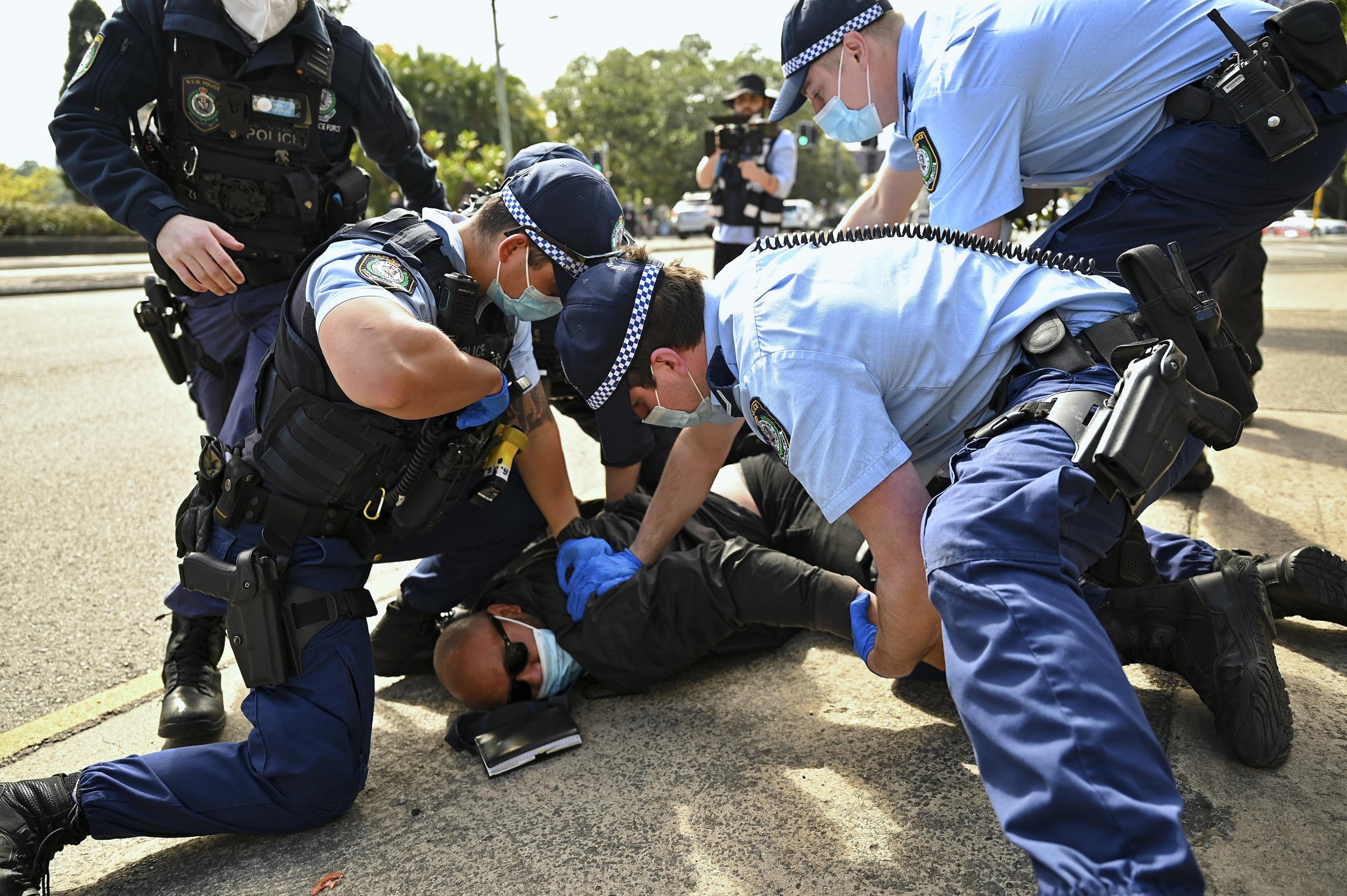 Setki aresztowanych, ukaranych grzywną podczas protestów w Australii | Aktualności AP