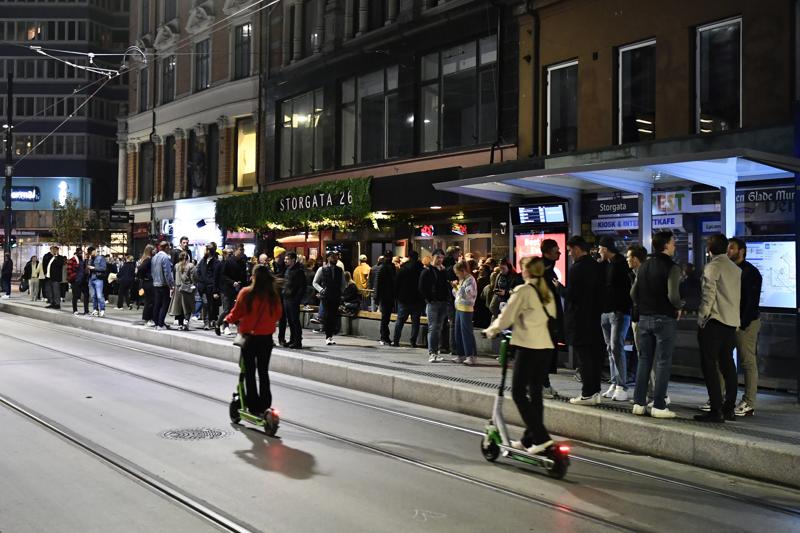 People out on the streets to celebrate the end of the COVID-19 restrictions, in Oslo, Saturday, Sept. 25, 2021.  Police in Norway on Sunday reported dozens of disturbances and violent clashes including mass brawls in the Nordic country’s big cities after streets, bars, restaurants and nightclubs were filled with people celebrating the end of COVID-19 restrictions. The Norwegian government abruptly announced Friday that most of the remaining coronavirus restrictions would be scrapped from Saturday and that life in the nation of 5.3 million would return to normal. (Naina Helen Jama/NTB via AP)