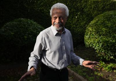 El escritor tanzano Abdulrazak Gurnah posa en su casa en Canterbury, Inglaterra, el jueves 7 de octubre de 2021. Gurnah ganó el Premio Nobel de Literatura el jueves por la mañana. La Academia Sueca dijo que el premio fue en reconocimiento a su “inflexible y compasiva penetración de los efectos del colonialismo y el destino del refugiado en el abismo entre culturas y continentes”. (Foto AP/Frank Augstein)