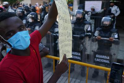 Migrantes haitianos protestan por el trato recibido por funcionarios de inmigración en Tapachula, estado de Chiapas, México, el lunes 6 de septiembre de 2021.  (AP Foto/Marco Ugarte)