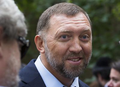 ARCHIVO - En esta foto del 2 de julio de 2015, el magnate metalúrgico ruso Oleg Deripaska asiste a festejos del Día de la Independencia estadounidense en la residencia del embajador ruso en Moscú. (AP Foto/Alexander Zemlianichenko, File)