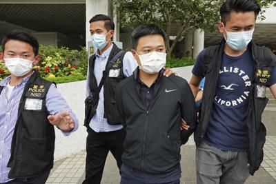 Ryan Law (segundo por la derecha), editor jefe del diario Apple Daily, es arrestado por agentes de la policía, en Hong Kong, el 17 de junio de 2021. (AP Foto)