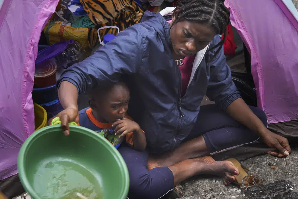 Una familia de migrantes haitianos acampa en tiendas de campaña en la plaza Giordano Bruno en la Ciudad de México, el jueves 18 de mayo de 2023. (AP Foto/Marco Ugarte)