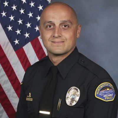 Nicholas Vella, el policía que falleció al estrellarse su helicóptero frente a las costas del sur de California, el 19 de febrero del 2022. Foto suministrada por el Departamento de Policía de Huntington Beach. (Departamento de Policía de Huntington Beach via AP)