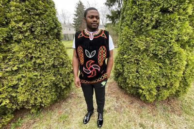Wilfred Tebah, que escapó de Camerún durante el conflicto actual, posa para una foto en el patio de su casa en Columbus, Ohio, el 31 de marzo del 2022.  (AP Foto/Patrick Orsagos)