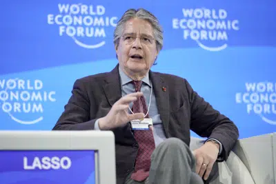 ARCHIVO - El presidente de Ecuador, Guillermo Lasso, habla en el Foro Económico Mundial en Davos, Suiza, el 18 de enero de 2023. Lasso se someterá a una cirugía después de una caída que le fracturó el peroné izquierdo, según un comunicado de la Secretaría de Prensa de la Presidencia del 17 de febrero de 2023. (AP Foto/Markus Schreiber, Archivo)