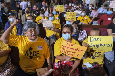 Gente con carteles grita consignas antes de comenzar la reunión del Concejo Municipal de Los Ángeles el martes, 11 de octubre de 2022. (Foto AP/Ringo H.W. Chiu, archivo)