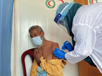Un refugiado rohinya es vacunado contra el COVID-19 en Ukhiya, en Cox's Bazar, Bangladesh, el martes 10 de agosto de 2021. (AP Foto)