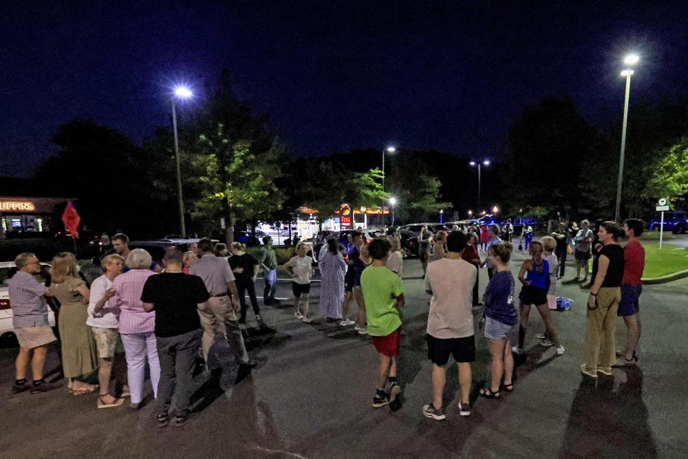 Los miembros de la iglesia se reúnen para un círculo de oración después de un tiroteo en la Iglesia Episcopal de Saint Stevens el jueves 16 de junio de 2022 en Vestavia, Ala. (AP Photo/Butch Dill)