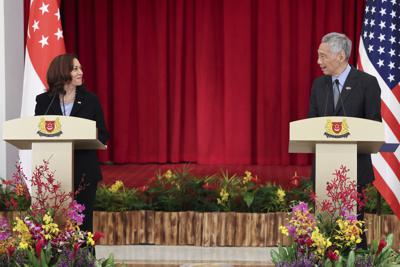 La vicepresidenta de Estados Unidos Kamala Harris, a la izquierda, y el primer ministro de Singapur, Lee Hsien Loong en una conferencia de prensa conjunta en Singapur, el lunes 23 de agosto de 2021. (Evelyn Hockstein/Pool Foto via AP)