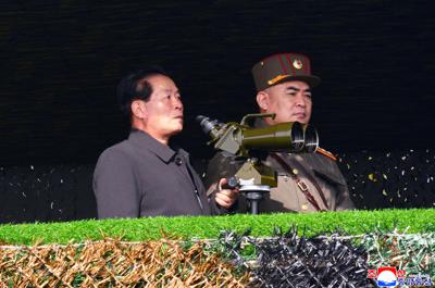 Esta fotografía facilitada por el gobierno norcoreano muestra al alto funcionario Pak Jong Chon, a la izquierda, que inspecciona una competición de fuego de artillería del ejército en un lugar no revelado, el sábado 6 de noviembre de 2021. (Agencia Telegráfica Central de Corea/Korea News Service vía AP)