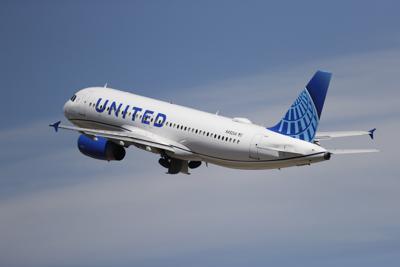 ARCHIVO - Un avión de United Airlines despega del Aeropuerto Internacional de Denver el 10 de junio de 2020 en Denver. Los pilotos de United Airlines rechazaron abrumadoramente un contrato tentativo el martes 1 de noviembre de 2022, el último movimiento que muestra la determinación de los sindicatos de aerolíneas de impulsar aumentos salariales significativos. (AP Photo/David Zalubowski, archivo)