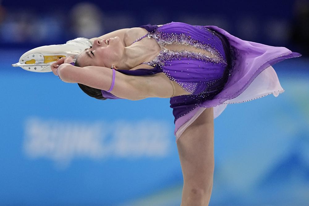 Kamila Valieva, del Comité Olímpico Ruso, compite en el programa corto femenino durante el patinaje artístico en los Juegos Olímpicos de Invierno de 2022, el martes 15 de febrero de 2022 en Beijing.  (Foto AP/David J. Phillip)