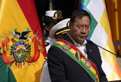 El presidente de Bolivia, Luis Arce, habla durante un evento en honor al héroe nacional Eduardo Abaroa, quien murió en la Guerra del Pacífico de 1879-1883, como parte de las celebraciones del Día del Mar en La Paz, Bolivia, el jueves 23 de marzo de 2023. Bolivia perdió su única costa con Chile durante la Guerra del Pacífico. (AP Foto/Juan Karita)