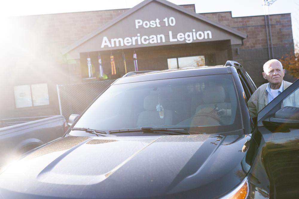Der Überlebende von Pearl Harbor und Navy-Veteran des Zweiten Weltkriegs, David Russell, 101, steigt in sein Auto, nachdem er am Montag, den 22. November 2021, im American Legion Post 10 in Albany, Oregon, gefrühstückt hat. (AP Photo/Nathan Howard)
