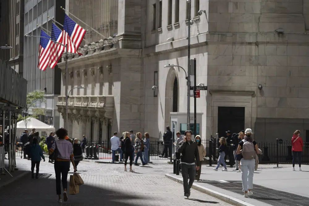 ARCHIVO - Los visitantes del distrito financiero pasan frente a la Bolsa de Valores de Nueva York, el viernes 23 de septiembre de 2022, en Nueva York. (Foto AP/Mary Altaffer, archivo)