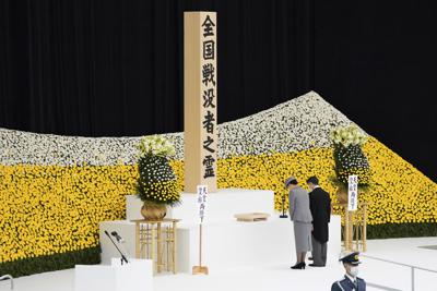 El emperador de Japón, Naruhito, y la emperatriz Masako, guardan un minuto de silencio durante una ceremonia para conmemorar el 76to aniversario de la rendición de Japón en la Segunda Guerra Mundial, el domingo 15 de agosto de 2021, en Tokio. (Toru Hanai/Pool Photo vía AP)