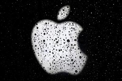 ARCHIVO - Un logotipo de Apple se ve con gotas de lluvia en una ventana afuera de una Apple Store el 26 de diciembre de 2018, en el distrito comercial Country Club Plaza en Kansas City, Mo. (AP Foto/Charlie Riedel, Archivo)